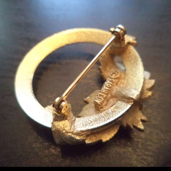 Vintage Sarah Coventry Signed Gold Tone Circle Brooch Pin Leaf with Faux Pearls - Picture 2 of 8